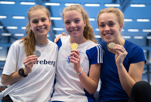 s Isabella Andersson (v), segrarinnan Anna Silvander från