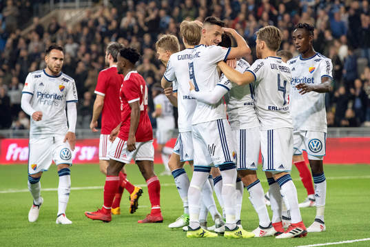 Djurgårdens Kerim Mrabti jublar med lagkamrater