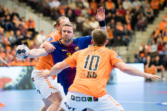 Barcelonas Aron Pálmarsson kommer mellan Kristianstads