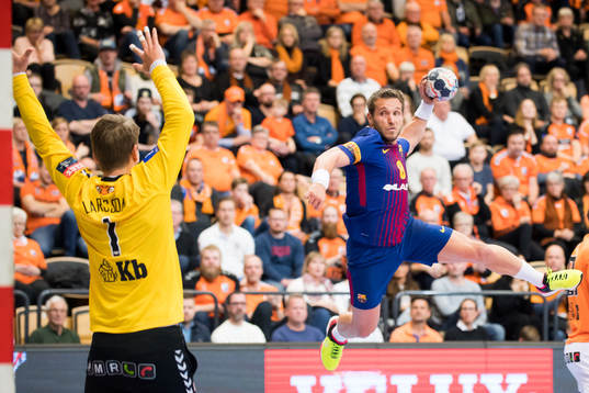Kristianstads målvakt Leo Larsson och Barcelonas Víctor