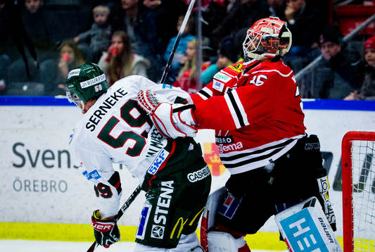 Örebros målvakt Axel Brage knuffar Frölundas Simon