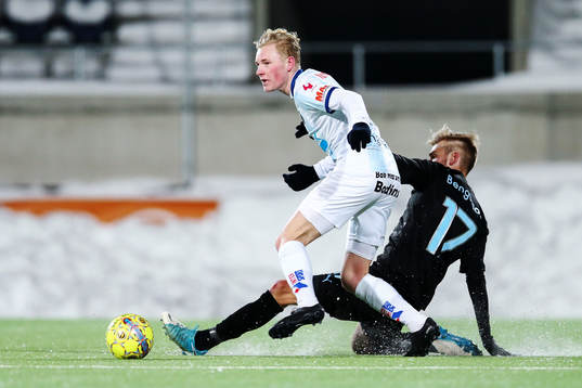 Gefles Adam Bergmark Wiberg glidtacklas av Malmö FFs