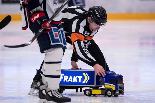 Domare Wolmer Edqvist i ishockeymatchen i SHL mellan Mora