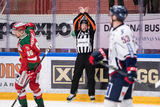 Domare Wolmer Edqvist i ishockeymatchen i SHL mellan Mora