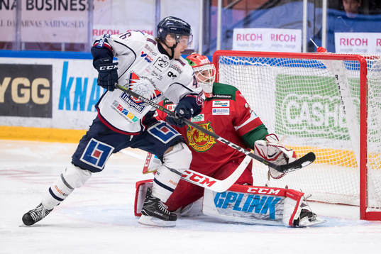 Linköpings Mathis Olimb framför Moras målvakt Christian