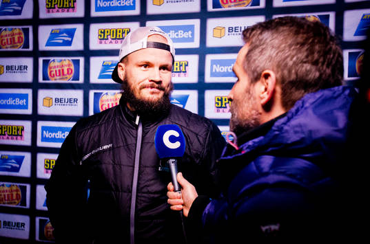 Örebros Johan Wiklander blir intervjuad av Cmore