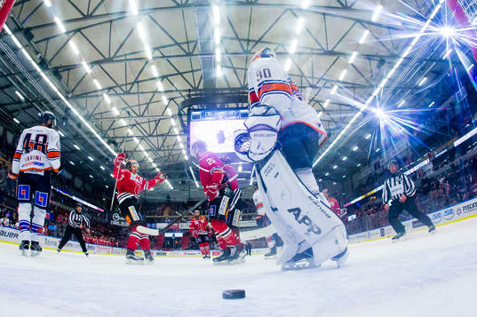 Örebros Anton Hedman gör 1-0 och jublar och Växjös