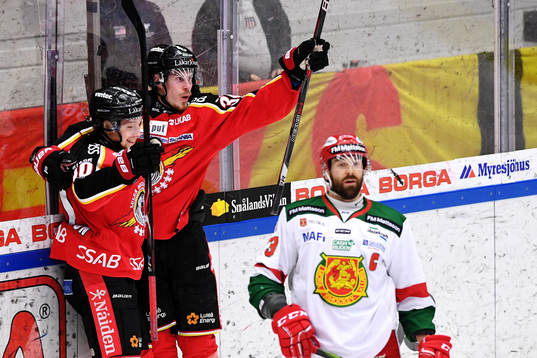 Luleås Einar Emanuelsson och målskytt Emil Larsson jublar
