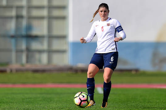 Norges Maren Nævdal Mjelde passar bollen