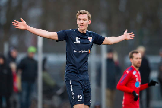 Tvååker Jonathan Eriksson agerar