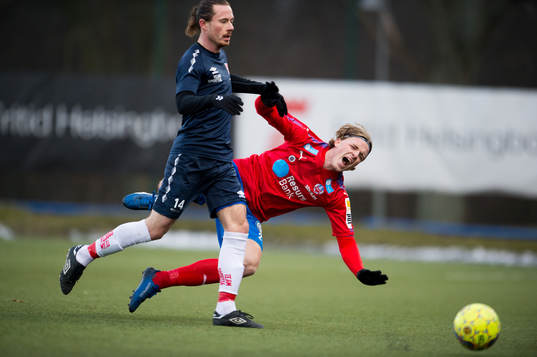 Helsingborgs Carl Johansson fälls av Tvååkers Rasmus
