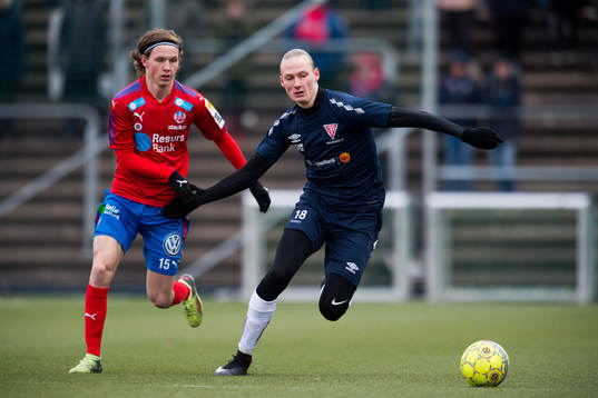 Helsingborgs Max Svensson jagar Tvååkers Alexander