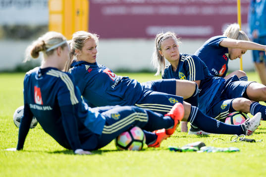 Målvakt Hedvig Lindahl, Mimmi Larsson och Hanna Glas