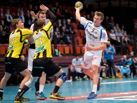 Redbergslids Jonathan Carlsbogård skjuter ett skott