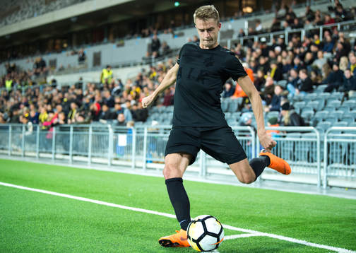 s Rasmus Lindkvist slår en hörna