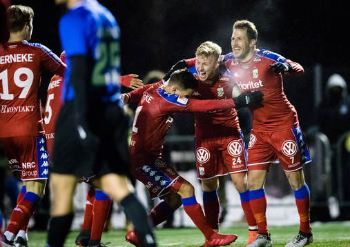 IFK Göteborgs Sebastian Ohlsson gör 1-2 och omfamnas av
