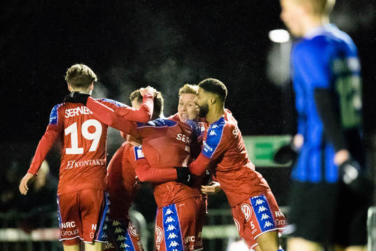 a höger) gör 1-2 och gratuleras av lagkamrater