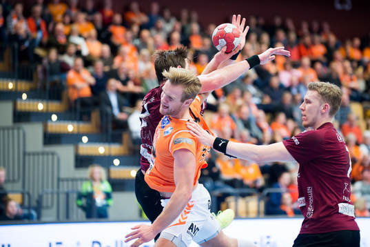 Kristianstads Gunnar Steinn Jónsson stoppas av Lugis Jakob