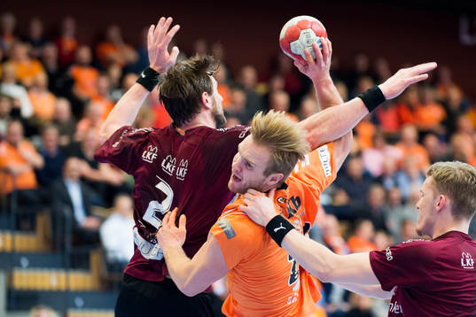 Kristianstads Gunnar Steinn Jónsson stoppas av Lugis Jakob