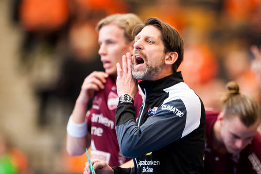 Lugis tränare Tomas Axnér agerar