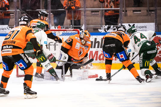 Frölundas Pontus Widerström oroar framför Karlskronas
