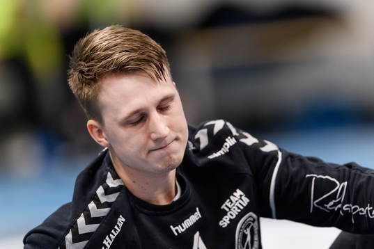 Varbergs målvakt Carl Aronius deppar
