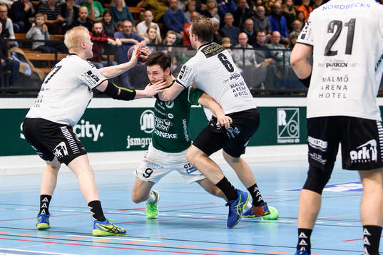 Varbergs Dante Lindén stoppas av IFK Ystads Johan Nilsson