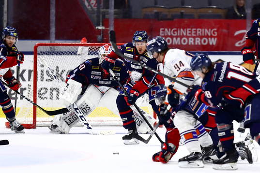 Linköpings Derek Roy, målvakt Jacob Johansson och