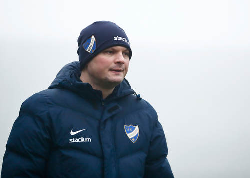 Tränare Vedran Vucicevic håller i en juniorträning med