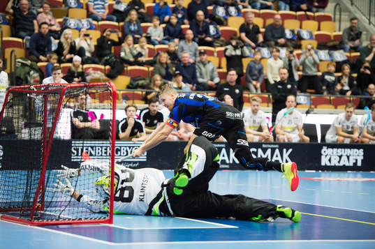 Storvretas målvakt Viktor Klintsten räder straff från