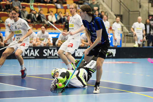 Storvretas målvakt Viktor Klintsten räddar målförsök