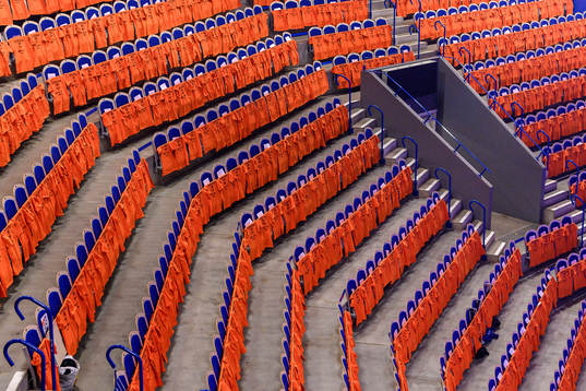 Orangea T-shirts på alla stolar före kvartsfinal 1 i