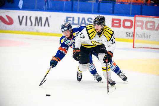 Brynäs Alexander Bjurström jagas av Växjös Tuomas