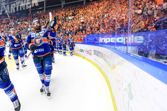 Växjös Linus Fröberg jublar framför fansen