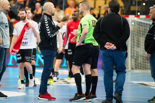 Guifs tränare Jan Ekman diskuterar med domare Richard