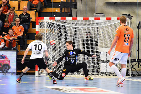 Guifs Fredrik Gustavsson gör mål på straff bakom