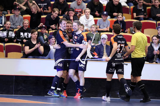 Mullsjös Rickard Eriksson och David Gillek jublar med