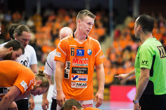 Kristianstads Philip Henningsson diskuterar med domare