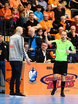 Kristianstads tränare Ola Lindgren reagerar när domaren