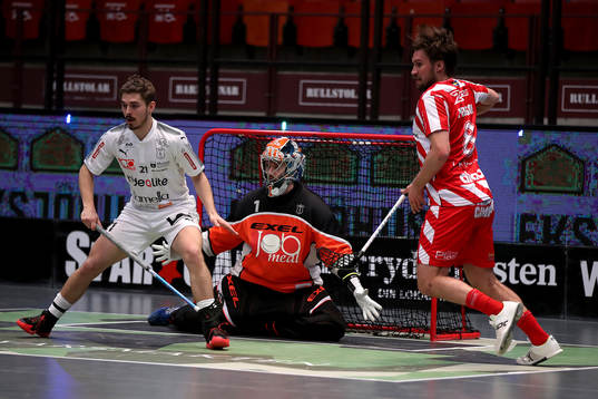 Mullsjös Jesper Kivipaasi och målvakt Benjamin Löfdahl