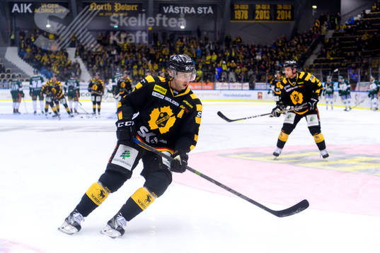 Skellefteås Joakim Lindström värmer upp innan