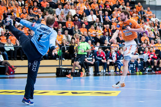 Kristianstads Philip Henningsson och Flensburgs målvakt