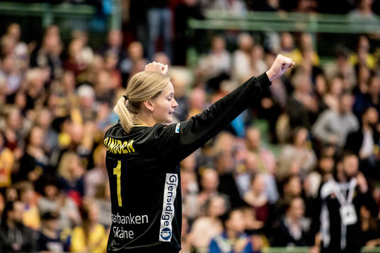 Sveriges målvakt Johanna Bundsen jublar