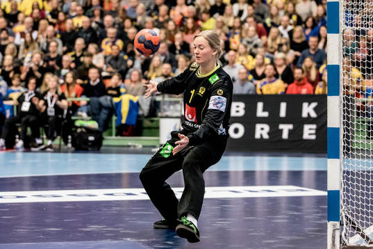 Sveriges målvakt Johanna Bundsen räddar
