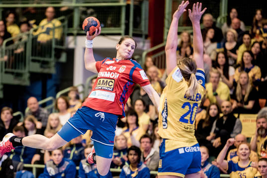 Serbiens Jovana Stoiljkovic skjuter