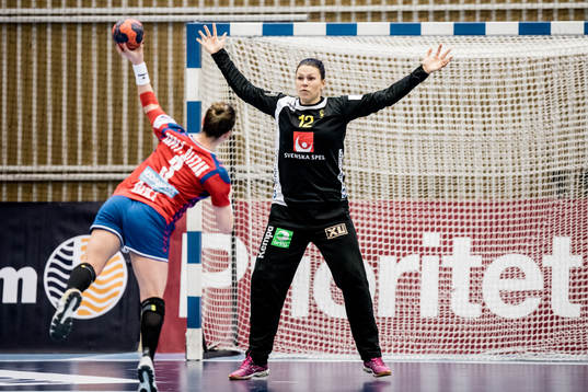 Serbiens Katarina Krpez Slezak sätter en straff på