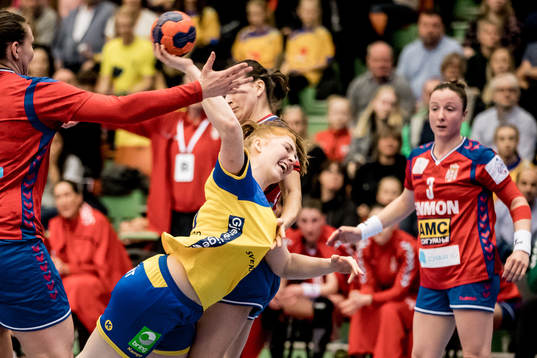 Sveriges Sofia Hvenfelt tar ett skott