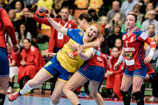 Sveriges Sofia Hvenfelt tar ett skott