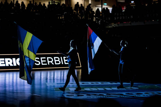 Fanbärarna bär in Sveriges och Serbiens flagga innan