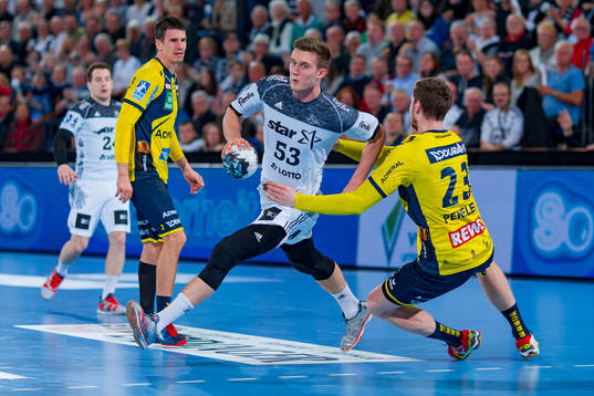 Nikola Bilyk challenges Hendrik Pekeler (r)